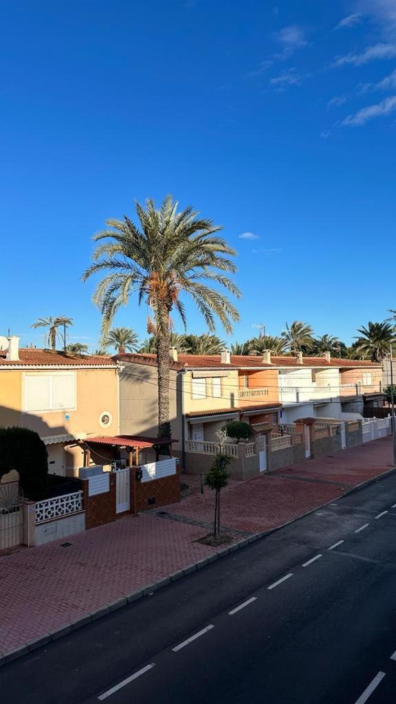 Playa De Los Naufragos Cozy Apartment With Pool 托雷维耶哈 外观 照片